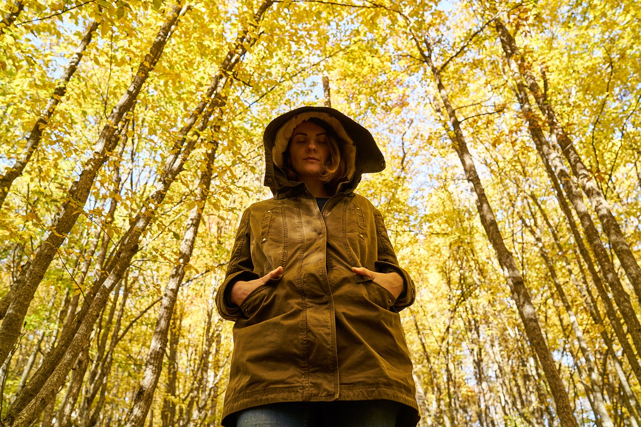 Frau geht in Herbstwald spazieren