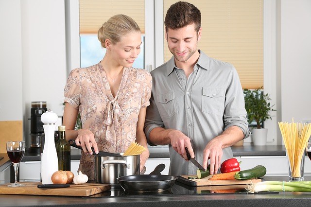 Junges Paar beim Kochen mit Gemüse