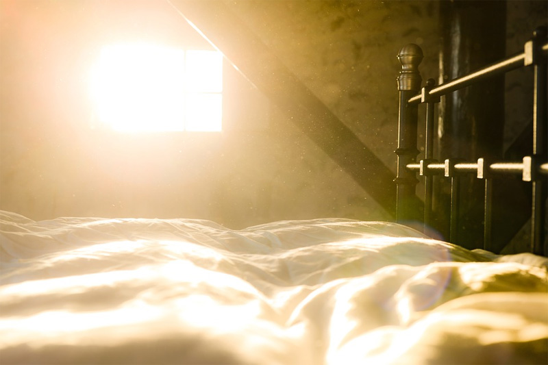 Bett im Morgenlicht - Damit Schlafstörungen der Vergangenheit angehören