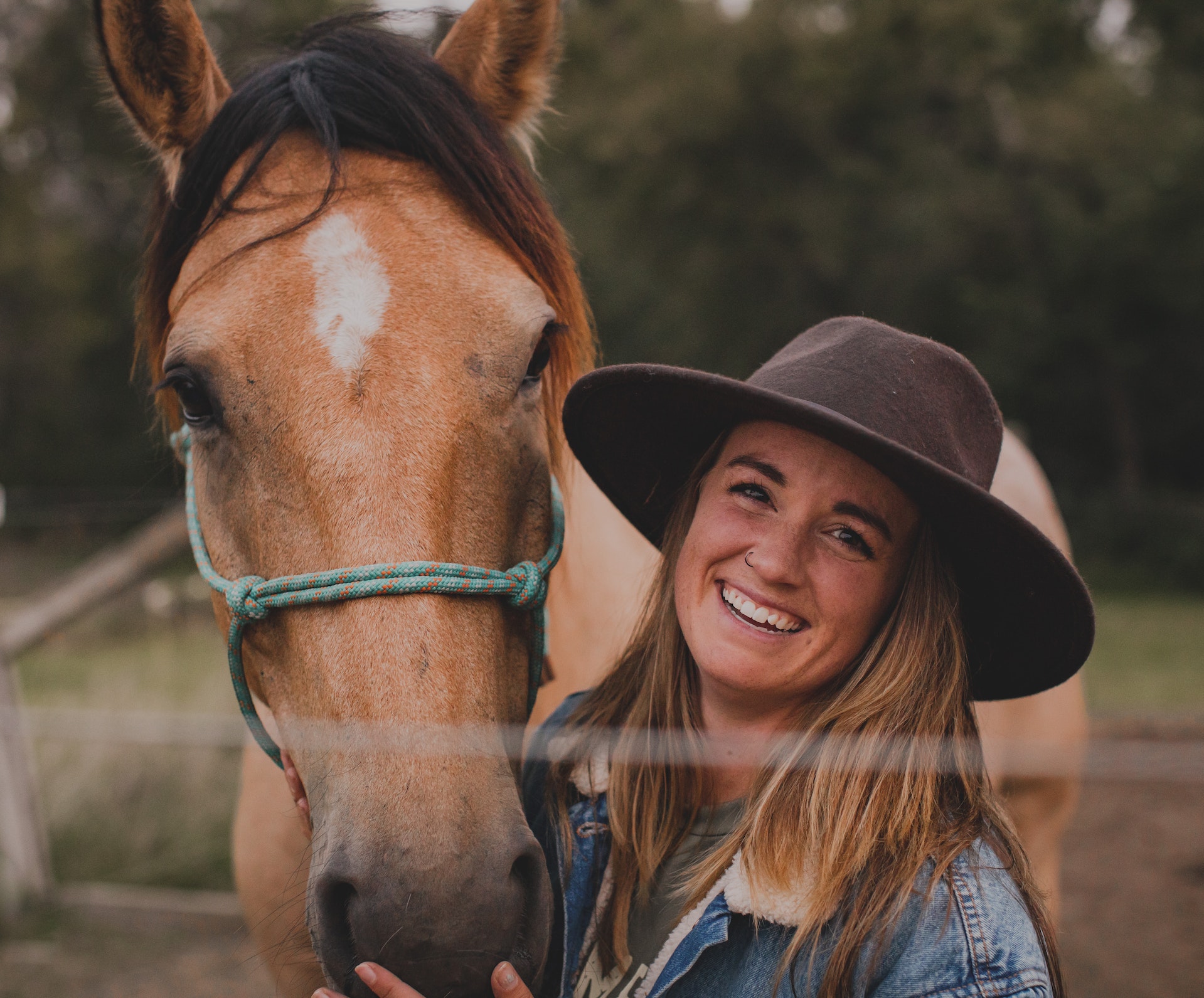 Reiterin mit Pferd lächelt in die Kamera